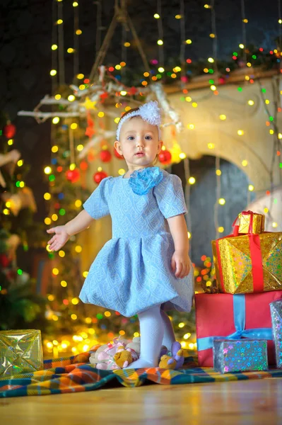 Belle Petite Fille Coûte Près Boîtes Cadeaux Feux Fête Lumineux — Photo