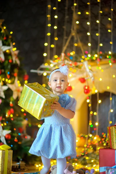 Kleines Mädchen mit einem Geschenk in der Hand — Stockfoto