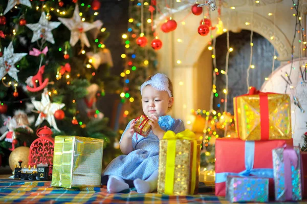 Kleines Mädchen mit Weihnachtsgeschenken — Stockfoto