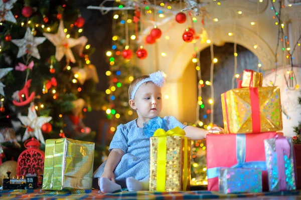 Kleines Mädchen mit Weihnachtsgeschenken — Stockfoto