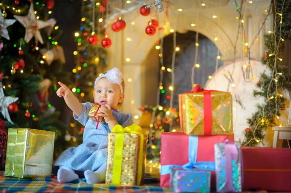Маленькая девочка с рождественскими подарками — стоковое фото