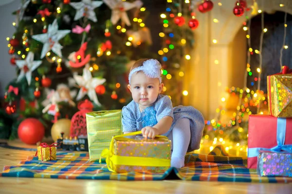 Liten flicka med julklappar — Stockfoto