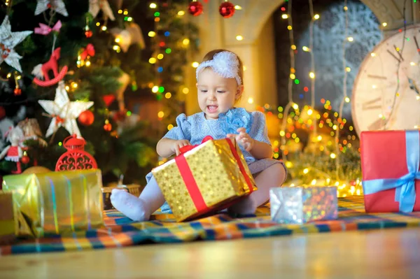 Kleines Mädchen mit Weihnachtsgeschenken — Stockfoto