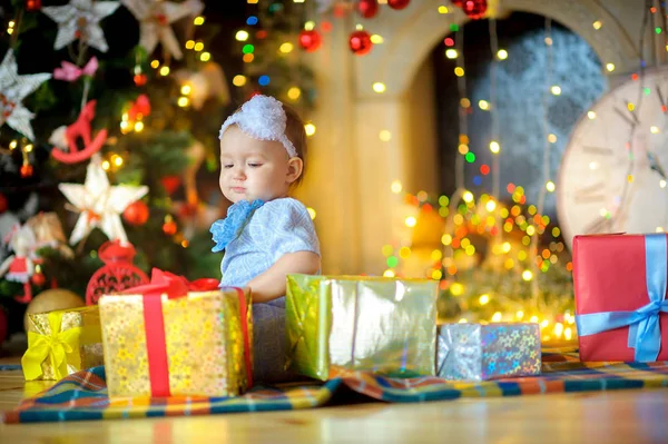 Kleines Mädchen mit Weihnachtsgeschenken — Stockfoto