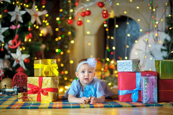 Niña feliz esperando unas vacaciones —  Fotos de Stock