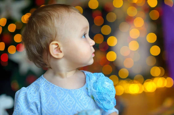 Schöne kleine Mädchen in einem festlichen Interieur — Stockfoto