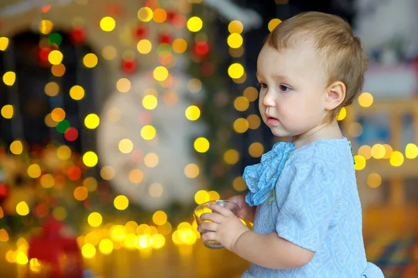 Schöne kleine Mädchen in einem festlichen Interieur — Stockfoto