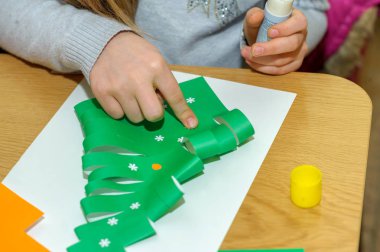 Bir ders güzel sanatlar çocuklara hediyeler Noel ve yeni yıl tatil için yapmak. Kes şunu ve makaleleri el yapımı kağıt renk sayfalarından ayrılmamalıyız. Bir tatil için hazırlık.