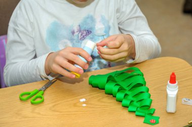 Bir ders güzel sanatlar çocuklara hediyeler Noel ve yeni yıl tatil için yapmak. Kes şunu ve şenlikli bir köknar ağacı yaprak kağıda ayrılmamalıyız. Bir tatil için hazırlık.