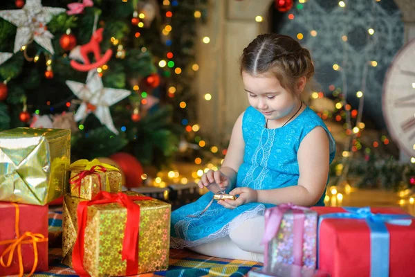 Glückliches Mädchen öffnet Geschenke — Stockfoto