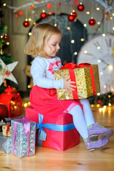 Das glückliche Mädchen in einem Geschenk in den Händen — Stockfoto