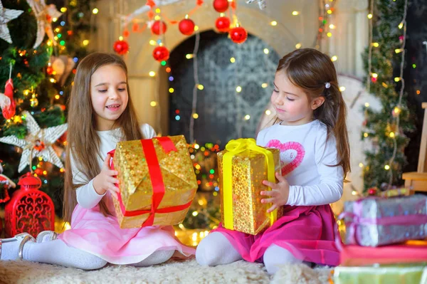 Счастливые девчонки с подарком в руках . — стоковое фото