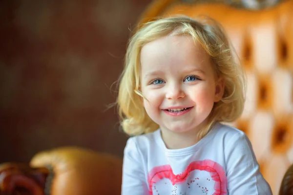 Glücklich lachendes Mädchen — Stockfoto