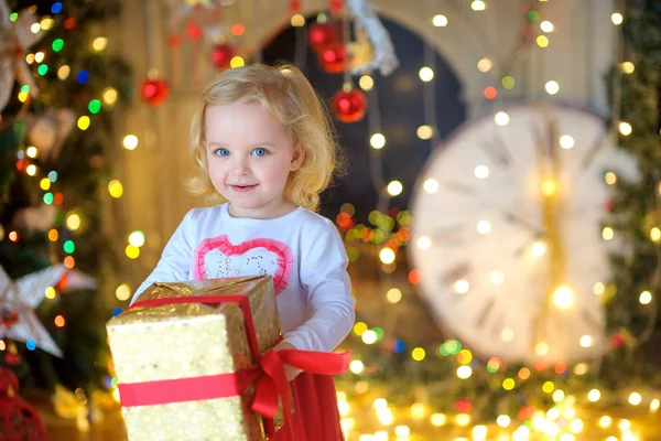 Glückliches kleines Mädchen mit einem großen Geschenk — Stockfoto