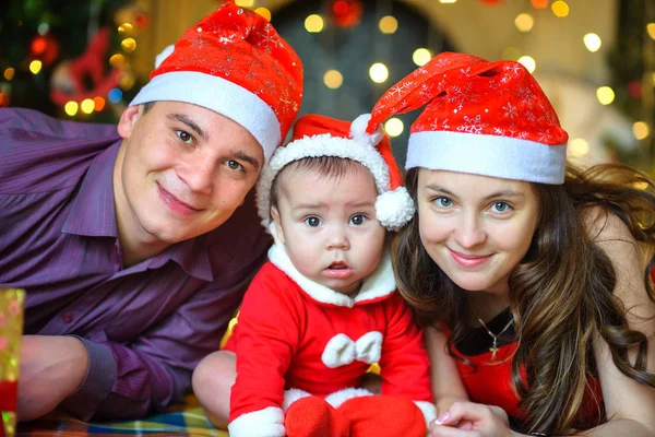 Glückliche Familie wartet auf einen Urlaub — Stockfoto