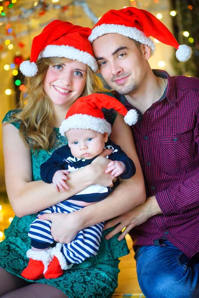 Glückliche Familie wartet auf einen Urlaub — Stockfoto