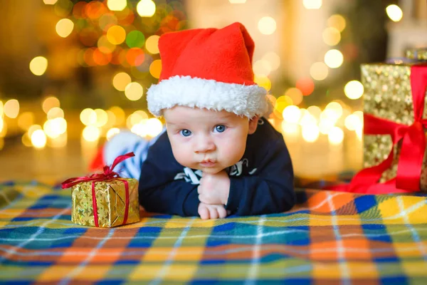 Baby to Santa Claus 's cap — стоковое фото