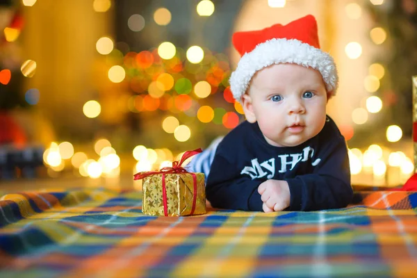 Bebê para o boné do Papai Noel — Fotografia de Stock