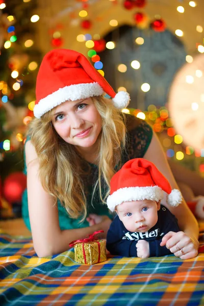 Mutter mit dem neugeborenen Sohn — Stockfoto