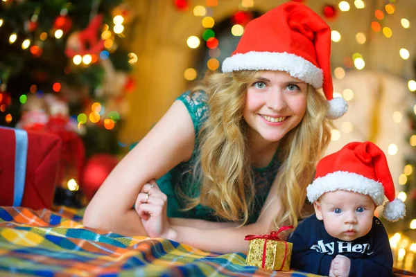 Mutter mit dem neugeborenen Sohn — Stockfoto