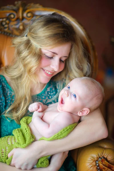 Madre felice con il figlio neonato — Foto Stock