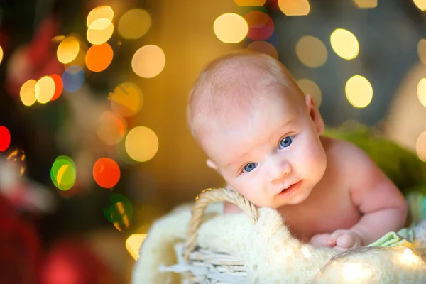 Μωρό σε γιορτινή διακόσμηση δωμάτιο — Φωτογραφία Αρχείου