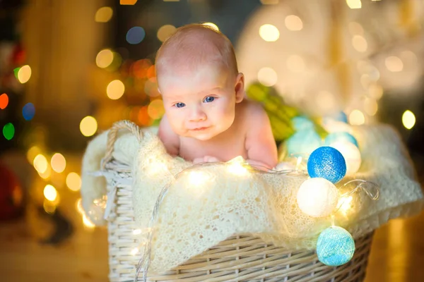 Bebê no quarto festivamente decorado — Fotografia de Stock