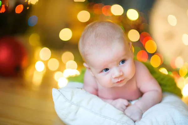 Baby im festlich geschmückten Raum — Stockfoto