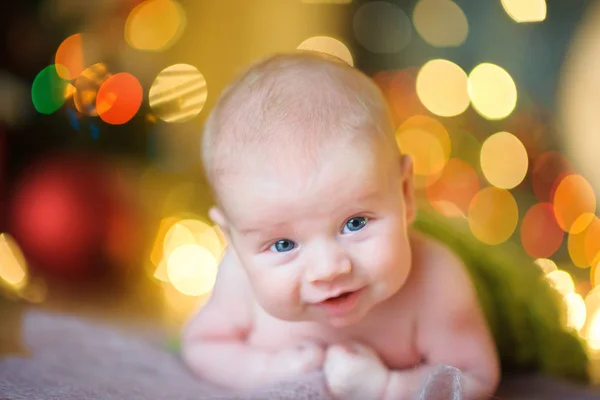 Μωρό σε γιορτινή διακόσμηση δωμάτιο — Φωτογραφία Αρχείου