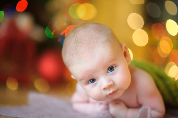 Baby im festlich geschmückten Raum — Stockfoto