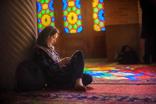 Jeune fille dans la mosquée — Photo