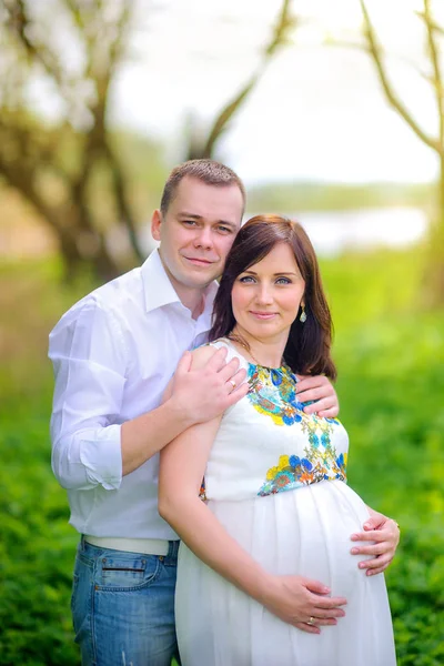 Marido con la esposa embarazada —  Fotos de Stock