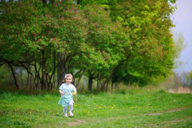 Parktaki küçük kız