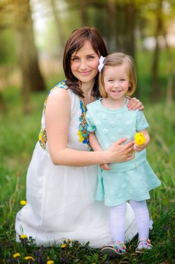 kızı ile parkta hamile anne