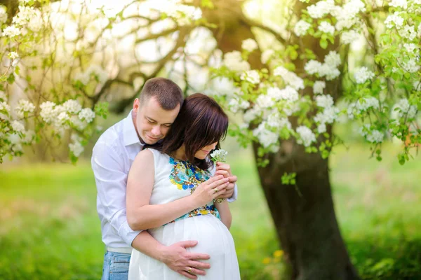 Marido com a esposa grávida — Fotografia de Stock