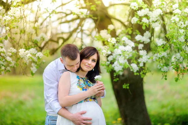 Marido com a esposa grávida — Fotografia de Stock