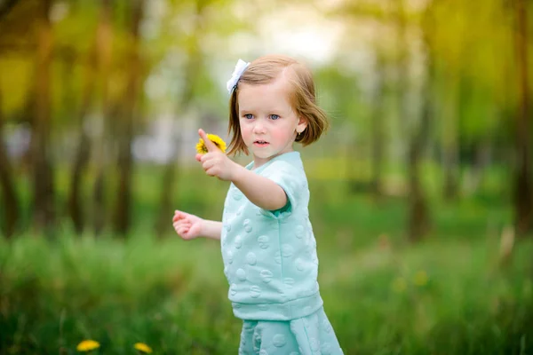 Menina no parque — Fotografia de Stock