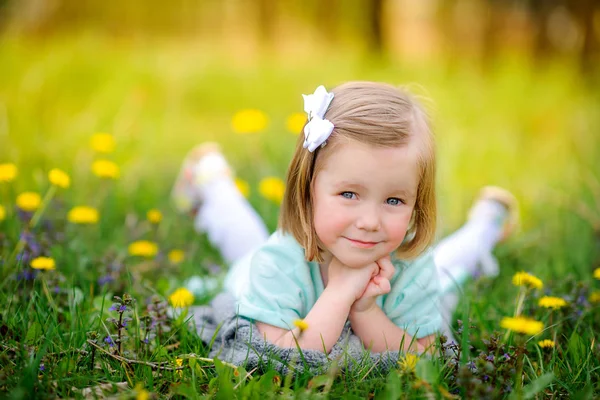 Klein meisje in het park — Stockfoto