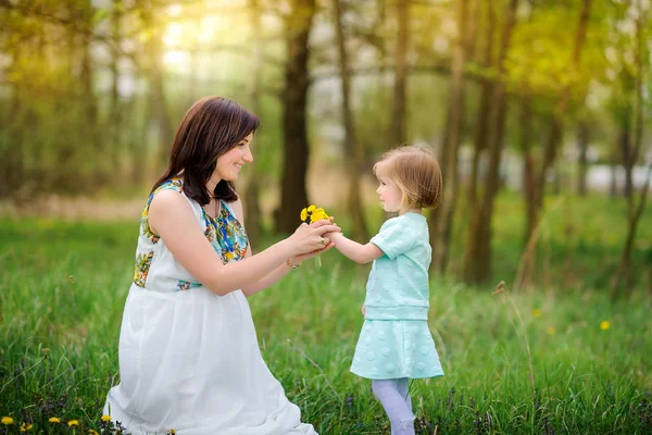 Pregnant mother in the park with daughter — Stock Photo, Image