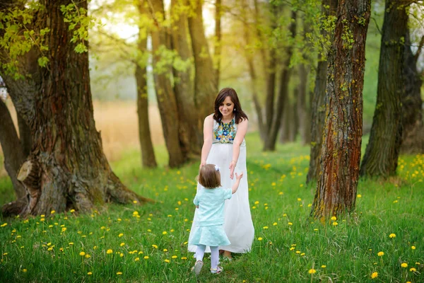 Zwangere moeder in het park met dochter — Stockfoto