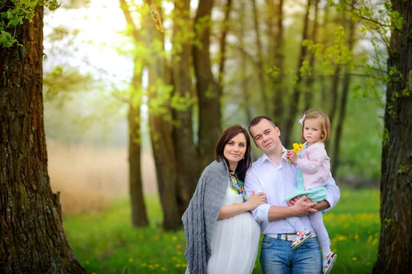 Happy family walks in the park — Stock Photo, Image