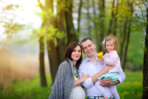 Lykkelig familie går tur i parken – stockfoto