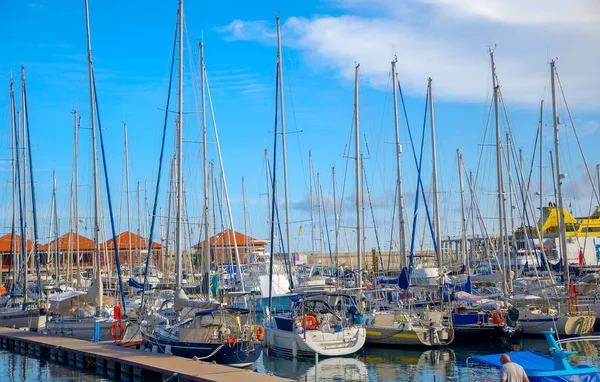 Yachts standing on pier — Stock Photo, Image