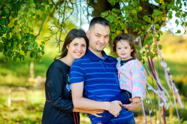 Mutlu aile akşam parkta