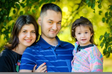 Mutlu aile akşam parkta