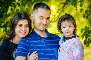 Mutlu aile akşam parkta