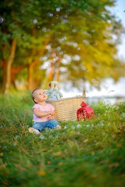 Kid en zeepbellen — Stockfoto