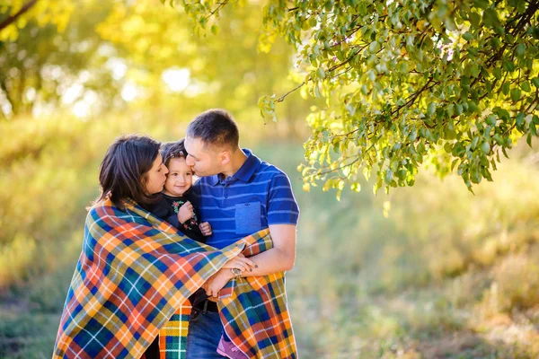 Famiglia felice nel parco serale — Foto Stock