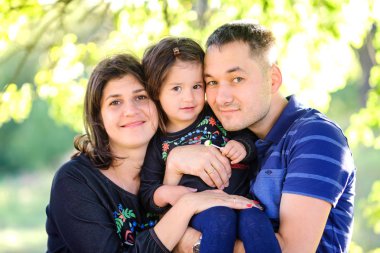 Mutlu aile akşam parkta