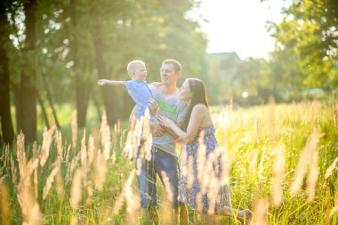 Mutlu aile akşam parkta